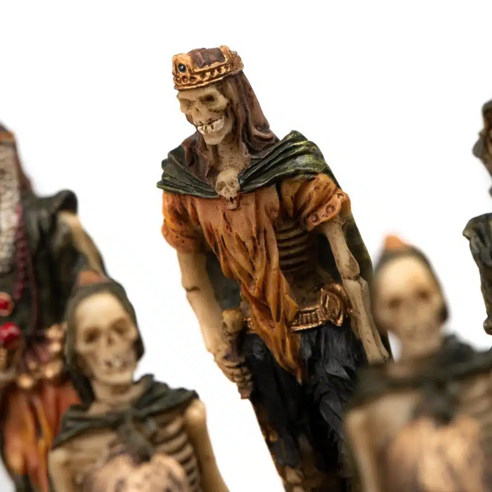 Ensemble Mort-Vivant IV Echiquier en Bois d'Erable Noir et Jeu d'Echecs en Résine Peint à la Main – Image 12