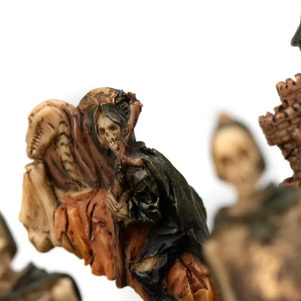 Ensemble Mort-Vivant IV Echiquier en Bois d'Erable Noir et Jeu d'Echecs en Résine Peint à la Main – Image 11