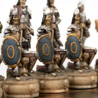 Ensemble Mort-Vivant IV Echiquier en Bois d'Erable Noir et Jeu d'Echecs en Résine Peint à la Main – Image 10