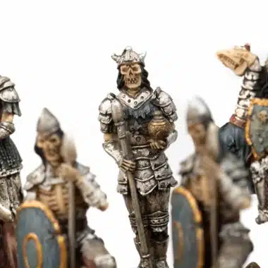 Ensemble Mort-Vivant IV Echiquier en Bois d'Erable Noir et Jeu d'Echecs en Résine Peint à la Main – Image 13