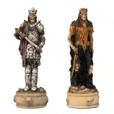 Ensemble Mort-Vivant IV Echiquier en Bois d'Erable Noir et Jeu d'Echecs en Résine Peint à la Main – Image 9