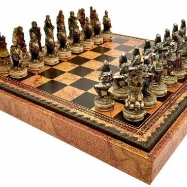 Ensemble Mort-Vivant III Echiquier en Similicuir Ancien Monde Avec Rangement et Jeu d'Echecs en Résine Peint à la Main – Image 2