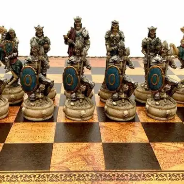 Ensemble Mort-Vivant III Echiquier en Similicuir Ancien Monde Avec Rangement et Jeu d'Echecs en Résine Peint à la Main – Image 5