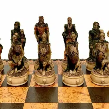 Ensemble Mort-Vivant III Echiquier en Similicuir Ancien Monde Avec Rangement et Jeu d'Echecs en Résine Peint à la Main – Image 6