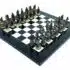 Ensemble Mort-Vivant IV Echiquier en Bois d'Erable Noir et Jeu d'Echecs en Résine Peint à la Main