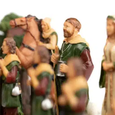 Ensemble Robin des Bois II Echiquier en Bois d'Erable et de Bruyère & Jeu d'Echecs en Résine Peint à la Main – Image 4