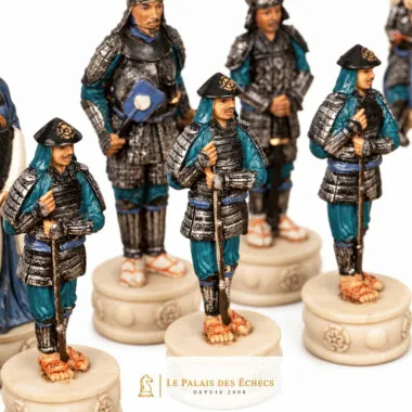 Pièces d'échecs samouraïs en résine peinte, détail des soldats en armure bleue