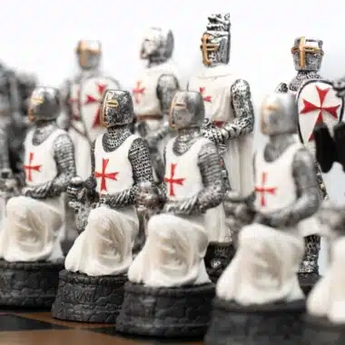 Pièces templières blanches en robe, croix rouge et armure détaillée