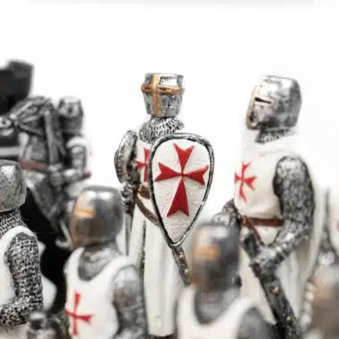 Détail du bouclier templier blanc avec croix rouge et casque sculpté