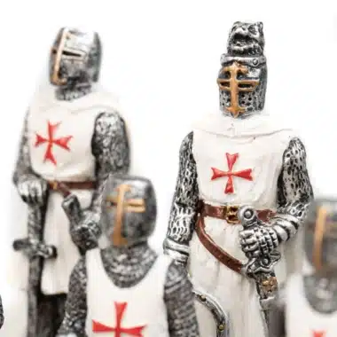 Chevalier templier blanc au premier plan, pièces floues à l'arrière