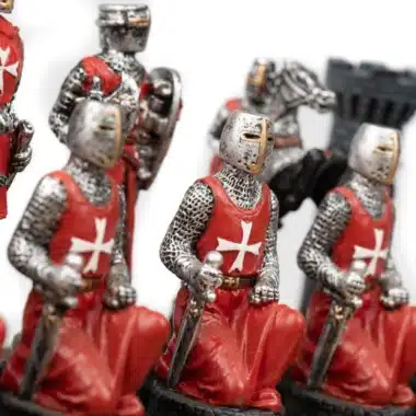 Pièces templières rouges, détail du cavalier et de la tour en fond