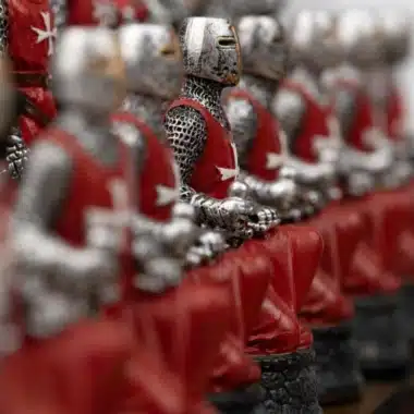 Pions templiers rouges alignés, armure argentée et croix blanche détaillées