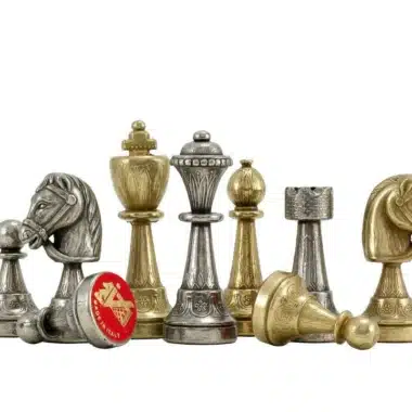 Pièces d'échecs en métal doré et argenté, vue rapprochée des figures