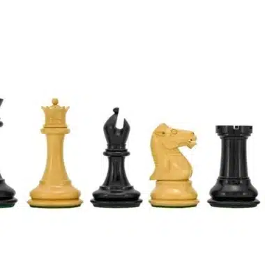 Jeu d'échecs Souverain II : pièces noires et naturelles côte à côte