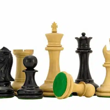 Jeu d'échecs Souverain II : détail des pièces avec base en feutrine verte