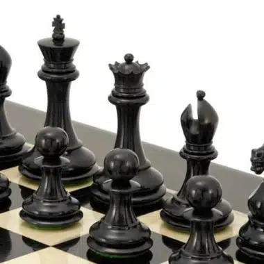 Jeu d'échecs Souverain II : roi, dame et pions noirs sur échiquier bicolore