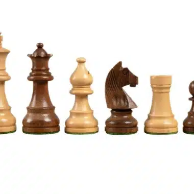 Jeu de pièces d'échecs complet présenté en rang de face