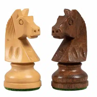 Détail des deux cavaliers en bois clair et bois foncé