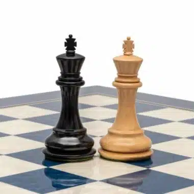 Rois noir et clair du jeu Windsor face à face sur l'échiquier
