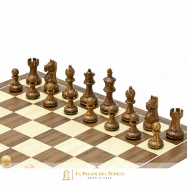 Pièces d'échecs Fierce Knight brunes disposées sur l'échiquier en noyer