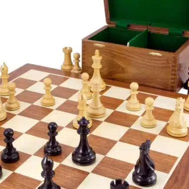 Vue rapprochée de l'échiquier avec pièces en jeu et coffret ouvert à l'intérieur vert