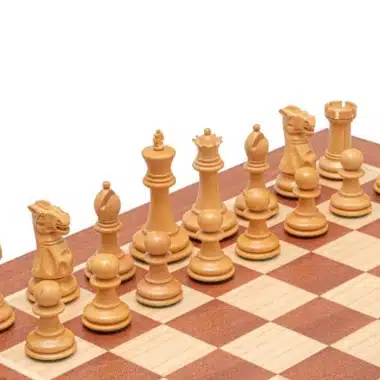 Ensemble "Flamme de Guerre" Echiquier en Bois d'Acajoue et Pièces d'Echecs en Bois de Buis Ebonisé – Image 4