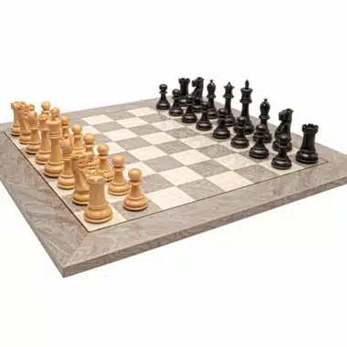 Echiquier en érable et loupe de frêne avec pièces alignées en position de départ