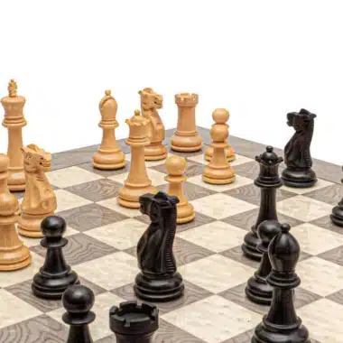 Vue rapprochée des pièces d'échecs en buis clair et buis ébonisé face à face