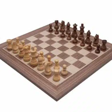 Ensemble complet jeu d'échecs en bois d'acacia sur échiquier en noyer
