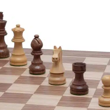 Gros plan sur le roi, la dame, le fou, le cavalier et la tour en bois