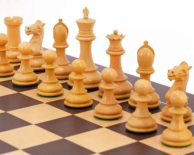 Pièces d'échecs claires en buis, détail du roi, de la dame et des pions