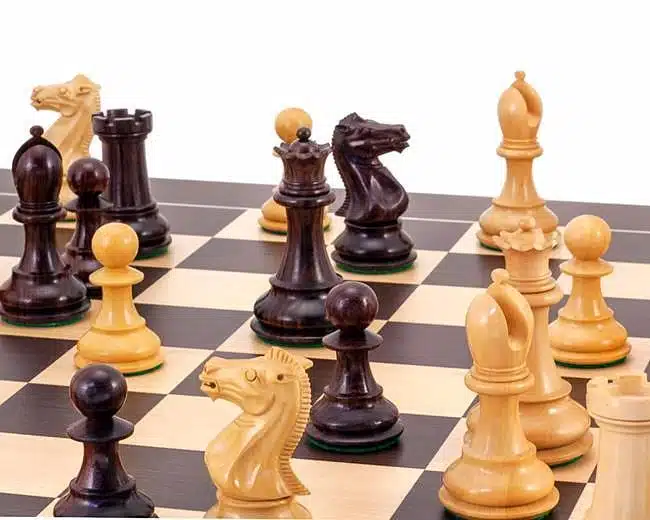 Pièces d'échecs claires et foncées rapprochées, détail des cavaliers et de la tour