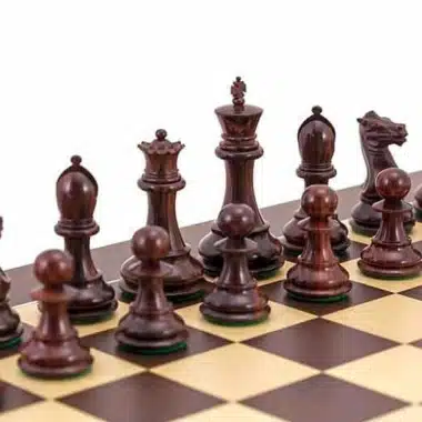 Pièces d'échecs en bois de rose doré, détail du roi, de la dame et du fou