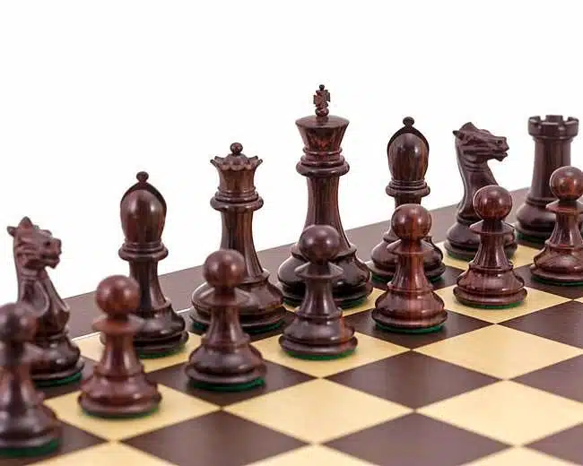 Pièces d'échecs en bois de rose doré, détail du roi, de la dame et du fou