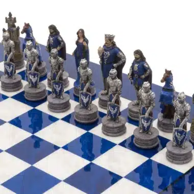 Ensemble Camelot Roi Arthur VIII Echiquier en Bois d'Erable Bleu et Jeu d'Echecs en Résine – Image 7