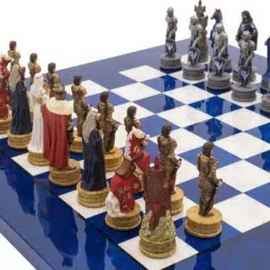 Ensemble Camelot Roi Arthur VIII Echiquier en Bois d'Erable Bleu et Jeu d'Echecs en Résine – Image 6