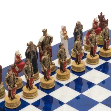 Ensemble Camelot Roi Arthur VIII Echiquier en Bois d'Erable Bleu et Jeu d'Echecs en Résine – Image 5