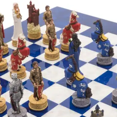 Ensemble Camelot Roi Arthur VIII Echiquier en Bois d'Erable Bleu et Jeu d'Echecs en Résine – Image 4