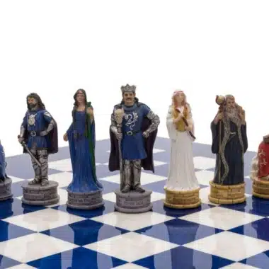 Ensemble Camelot Roi Arthur VIII Echiquier en Bois d'Erable Bleu et Jeu d'Echecs en Résine – Image 3