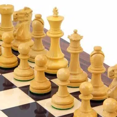 Ensemble "Supreme" Echiquier en Bois d'Erable et de Rose Doré, Jeu d'Echecs en Bois d'Ebene et Buis & Coffret de Rangement en Placage de Racines