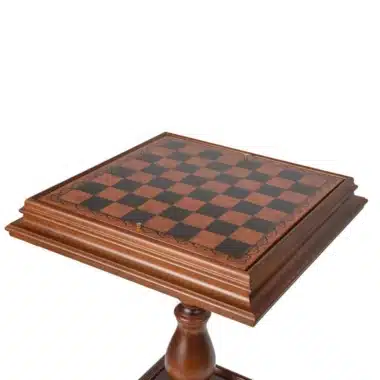 Table échiquier en bois et similicuir, détail du plateau de jeu gravé