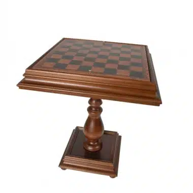 Table échiquier en bois sur pied central, vue d'ensemble de trois quarts