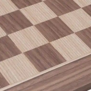 Gros plan sur les cases en marqueterie de l'échiquier en noyer