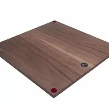 Échiquier en bois de noyer vu de dessus, revers avec patins rouges