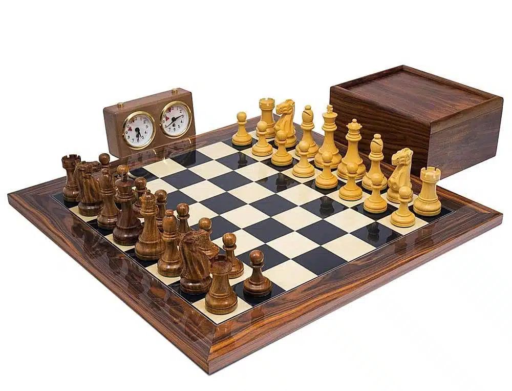Ensemble complet Broadbase Club avec échiquier, horloge et coffret de rangement