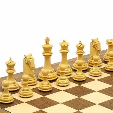 Pièces naturelles du jeu Gambit alignées sur l'échiquier en bois