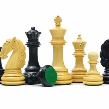 Pièces du jeu Gambit avec base en feutrine verte visible