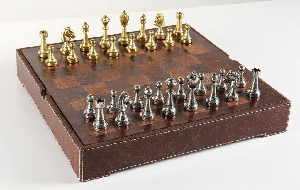 Ensemble Staunton Cuir avec échiquier en cuir et pièces dorées et argentées