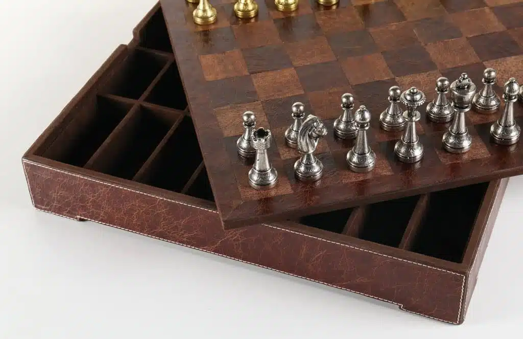 Détail du coffret de rangement ouvert avec compartiments et pièces argentées
