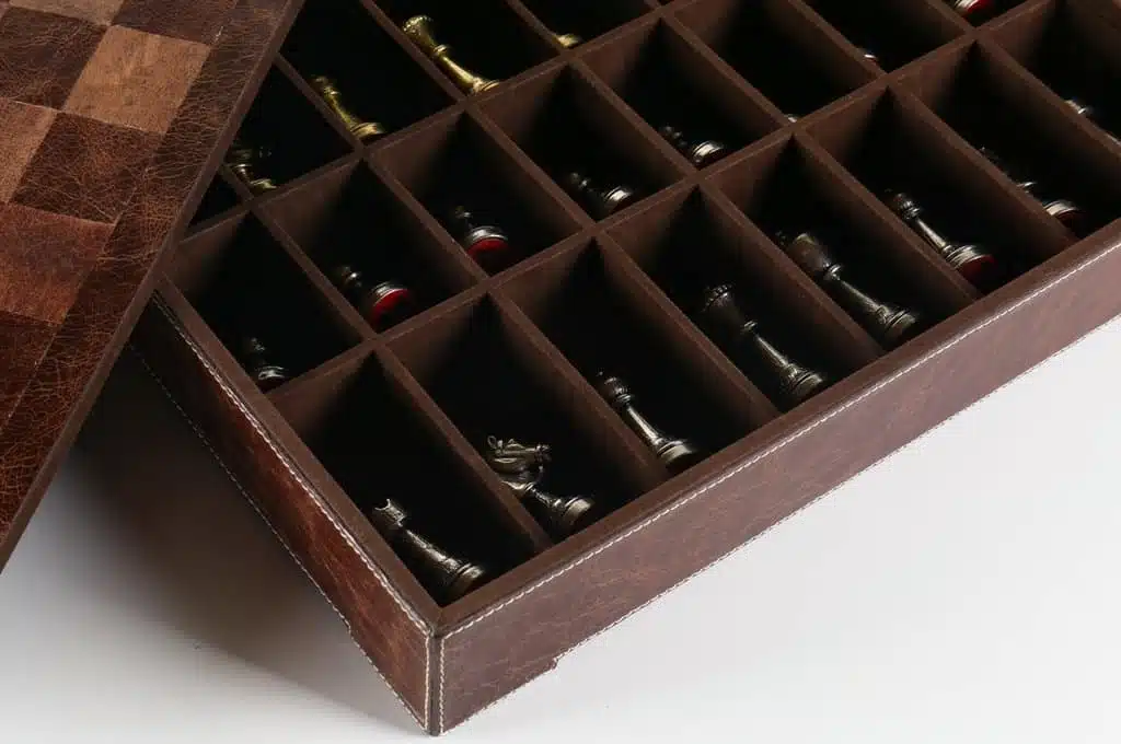 Coffret en cuir ouvert montrant les compartiments de rangement avec pièces en laiton
